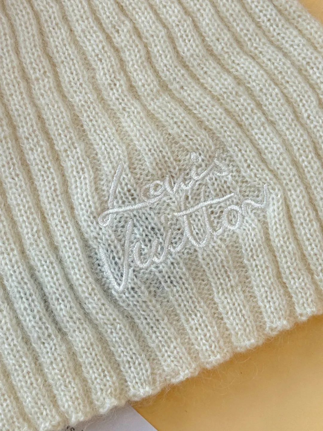 LOUIS VUITTON autumn and winter ski series cold hat ●Original version: purchased and developed for 4200 ●Item number: 1681972-A60 ●Fabric: wool blended fabric ●Technology: knitted ●Color: white/black ●Version: fitted version ●Description: Made of 100% Baby Cashmere (young cashmere), woven with a 28-needle worsted spinning process, the yarn fineness is 14.5 microns, and it feels light and soft. The main body of the hat has a vertical grooved texture, and is elastically wrapped using fixed-spacing stitching techniques to fit a head circumference of 56-58cm. The logo on the front of the hat adopts French satin embroidery technology, and the embroidery thread is made of high-gloss silk thread. The stitch density reaches 90 stitches/square centimeter. The font outline is smooth and not easy to fall off. The cap opening is ribbed with the same material, which has long-lasting elasticity and is not easy to loosen. The finished product is shaped by low-temperature steam to ensure that the hat shape is three-dimensional and crisp. The post-finishing process includes anti-pilling treatment, taking into account both luxurious texture and daily durability. The packaging comes with an exclusive dust bag, continuing the exquisite standards of the brand's high-end accessories. The overall wiring is straight and delicate, the fabric is comfortable and soft, and the color is consistent without color difference. It can be matched with the same style to create a fashionable look and control various occasions. Customized accessories, complete with three standards, same style for men and women!